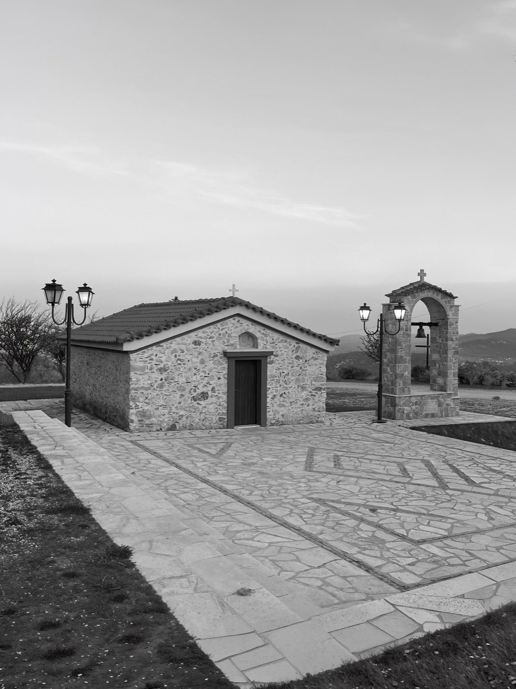 Προεπισκόπηση προσκλητηρίου: πέτρινο εκκλησάκι στο σούρουπο