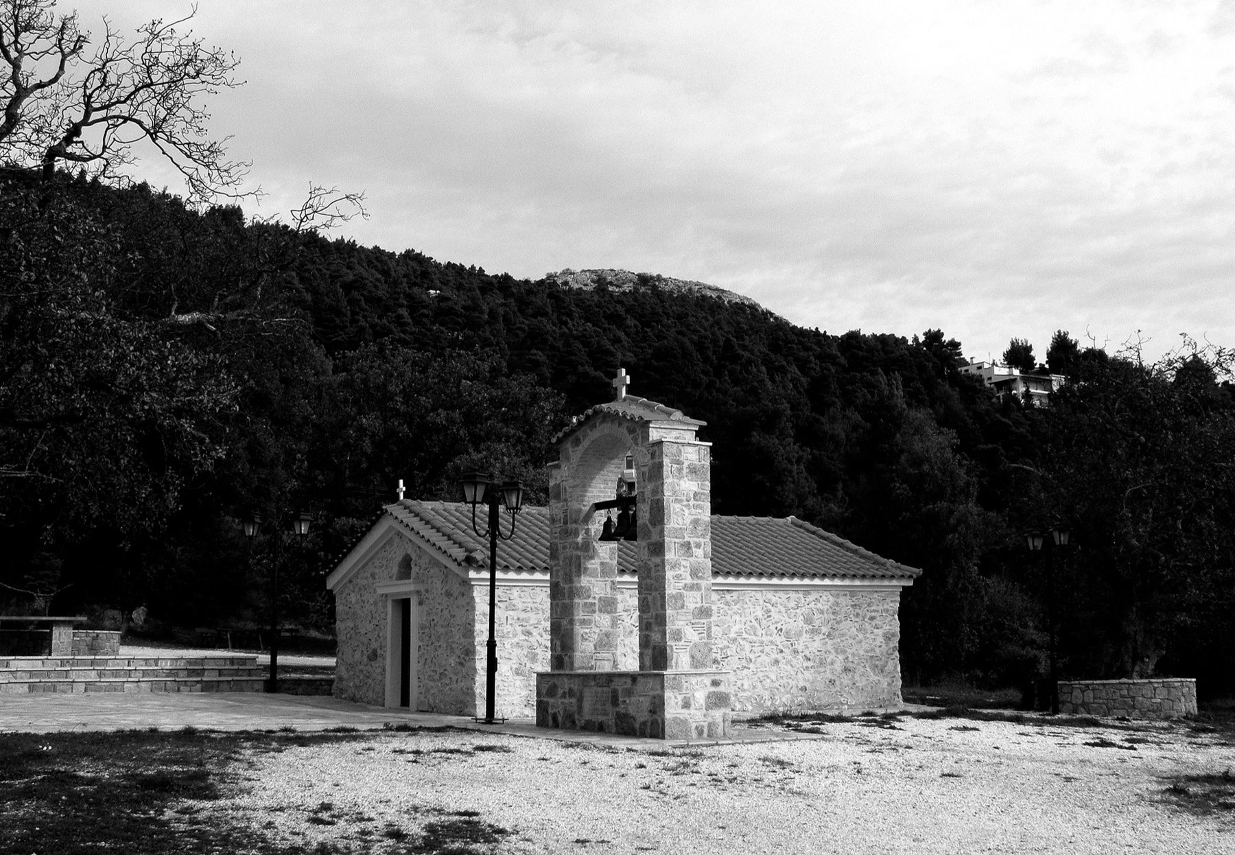 Editorial ασπρόμαυρη φωτογραφία εκκλησιού μέσα στους λόφους